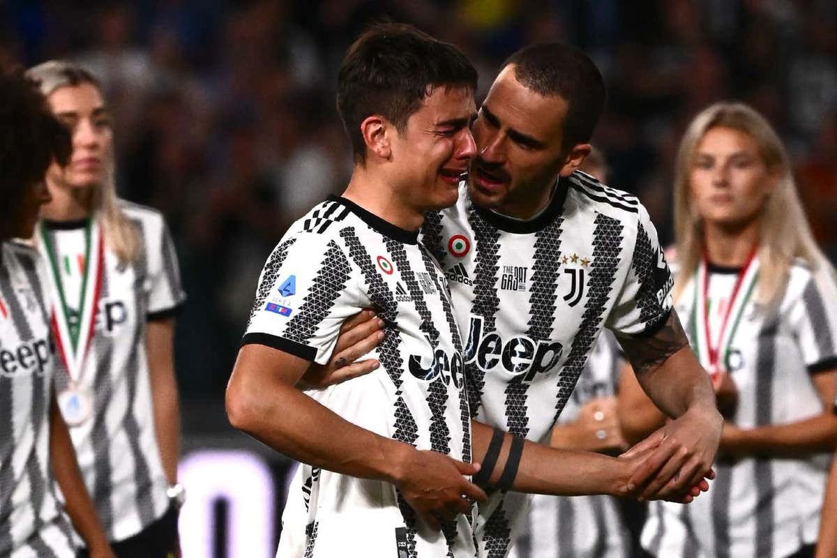 Dybala bật khóc nức nở sau khi được BLĐ Juventus tri ân 